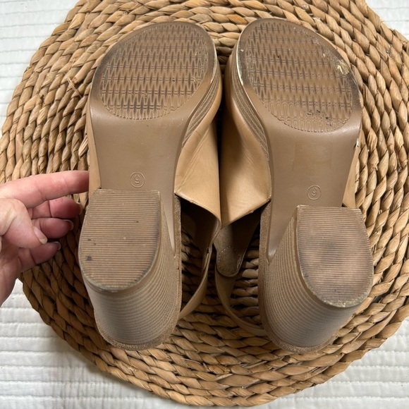 Pierre Dumas Tan Chunky Heel Slingback. Size 9. - Picture 6 of 8